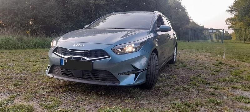 Grün Gebraucht 2023 Kia Ceed Sportswagon Vision Kombi | 18.999 € (Guter Preis) - Bild 1/4