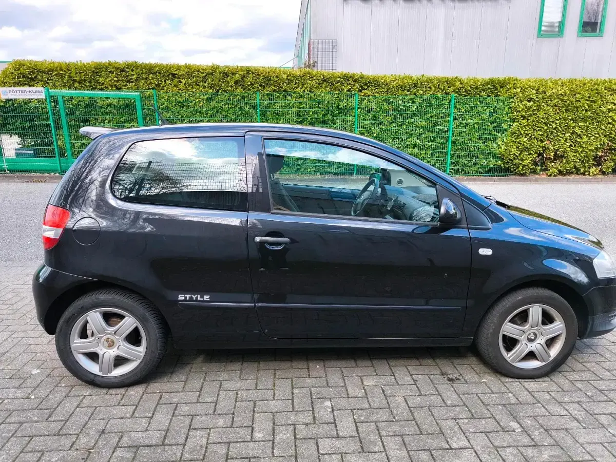 Gebraucht VW Fox 60 PS (44 kW) 2011 Schwarz Kleinwagen
