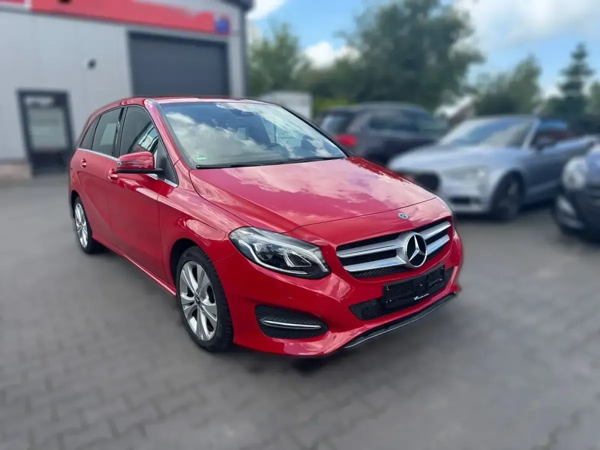 Gebraucht Mercedes B200 136 PS (100 kW) 2017 Rot Kleinwagen
