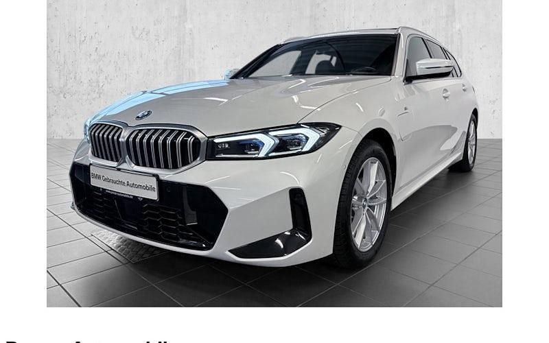 Weiß Gebraucht 2023 BMW 330e M Sport Kombi | 41.990 € (Fairer Preis) - Bild 1/4