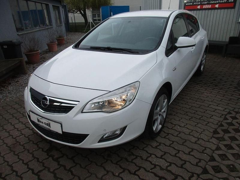 Gebraucht Opel Astra Design Edition 140 PS (102 kW) 2012 Weiß Limousine