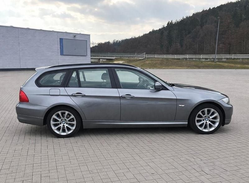 Gebraucht BMW 320 184 PS (135 kW) 2012 Grau Kombi