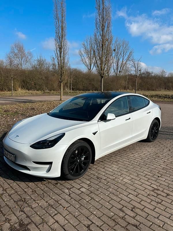Weiß Gebraucht 2023 Tesla Model 3 Standard Range Plus Limousine | 27.900 € (Guter Preis) - Bild 1/4