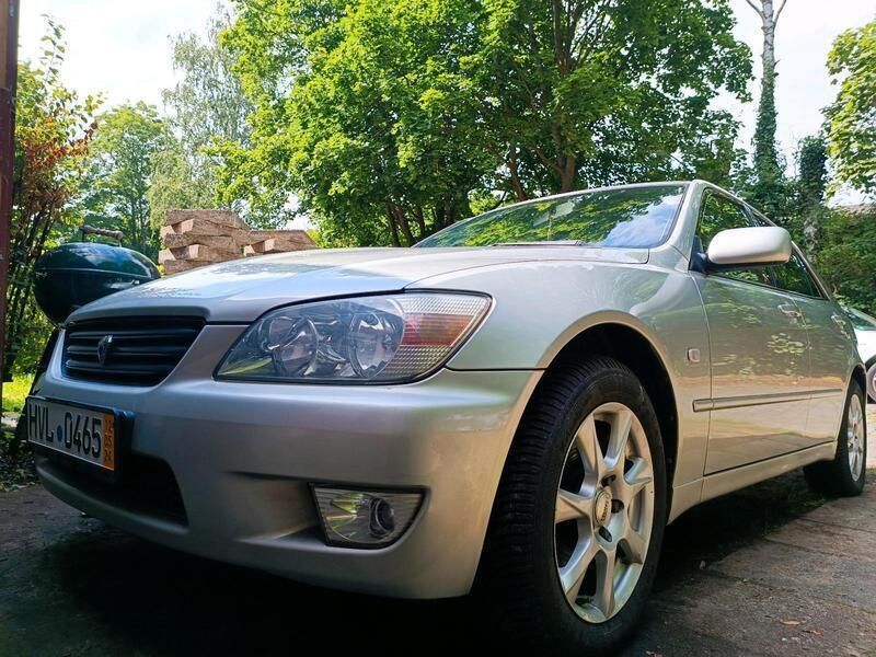 Silber Gebraucht 1999 Lexus IS200 Limousine | 1.750 € - Bild 1/4