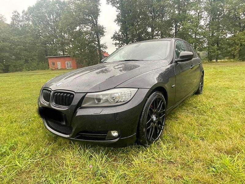 Gebraucht BMW 318 143 PS (105 kW) 2012 Schwarz Limousine
