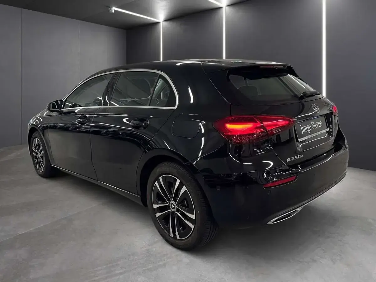 Gebraucht Mercedes A250 Progressive 218 PS (160 kW) 2025 Lack kosmosschwarz Limousine