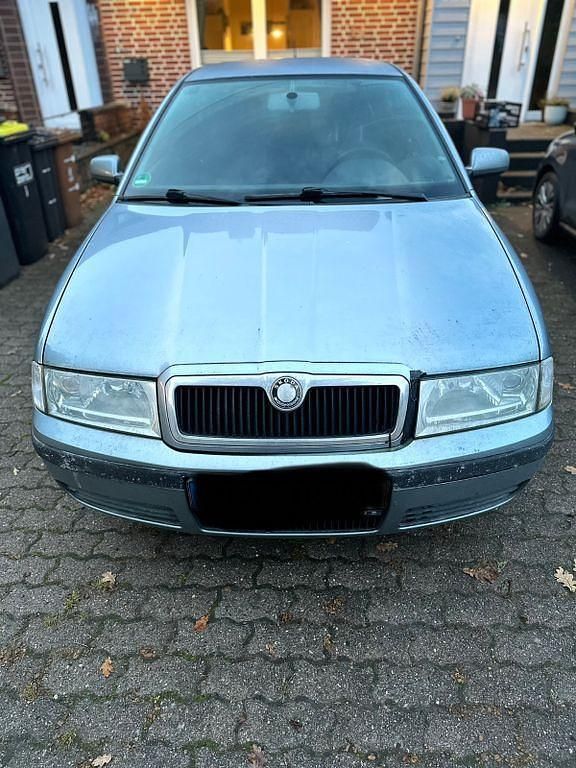 Grau Gebraucht 2004 Skoda Octavia Ambiente Limousine | 2.000 € (Fairer Preis) - Bild 1/4