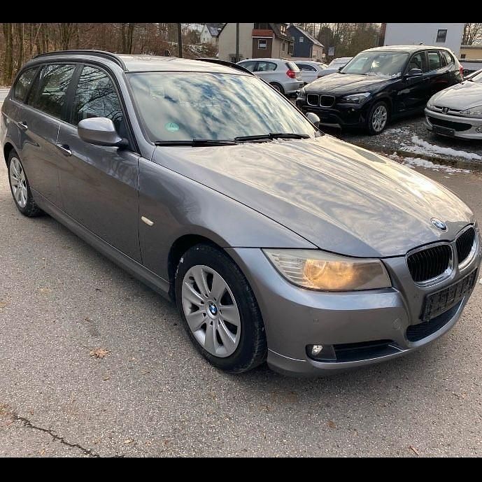 Grau Gebraucht 2012 BMW 318 Comfort Edition Kombi | 6.449 € (Guter Preis) - Bild 1/4