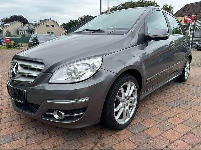 Grau Gebraucht 2011 Mercedes B180 Van / Kleinbus | 8.699 € (Fairer Preis) - Bild 1/4