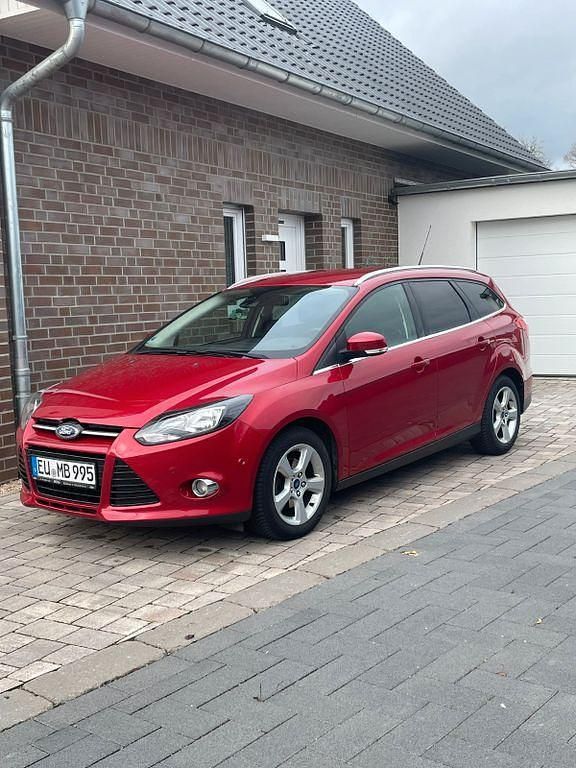 Rot Gebraucht 2014 Ford Focus Titanium Limousine | 3.995 € (Superpreis) - Bild 1/4