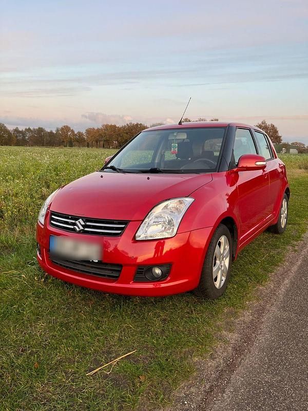 Rot Gebraucht 2010 Suzuki Swift Limited Kleinwagen | 1.980 € (Guter Preis) - Bild 1/4
