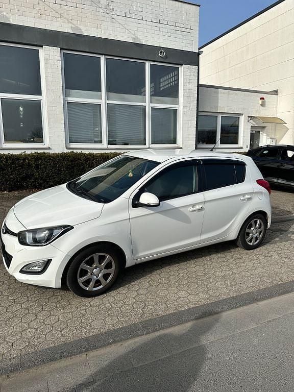 Gebraucht Hyundai i20 Style 101 PS (74 kW) 2012 Weiß Kleinwagen