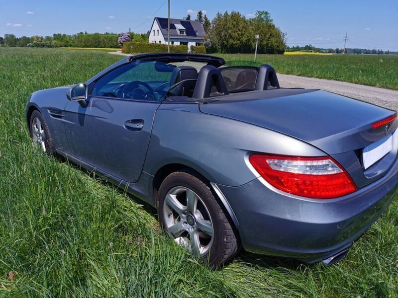 Grau Gebraucht 2011 Mercedes SLK200 Cabrio | 17.900 € (Fairer Preis) - Bild 1/4