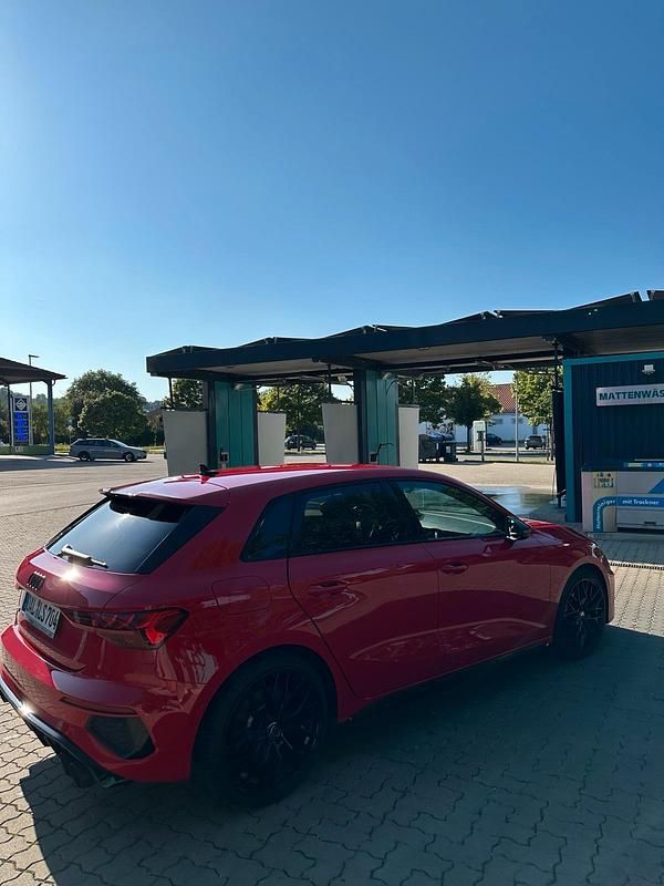 Rot Gebraucht 2022 Audi S3 Sportback Performance Kombi | 46.646 € - Bild 1/4