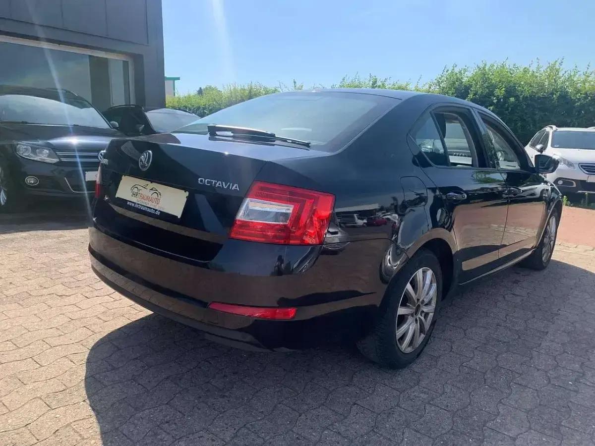 Gebraucht Skoda Octavia Ambition 105 PS (77 kW) 2014 Schwarzmagic perleffekt Kombi
