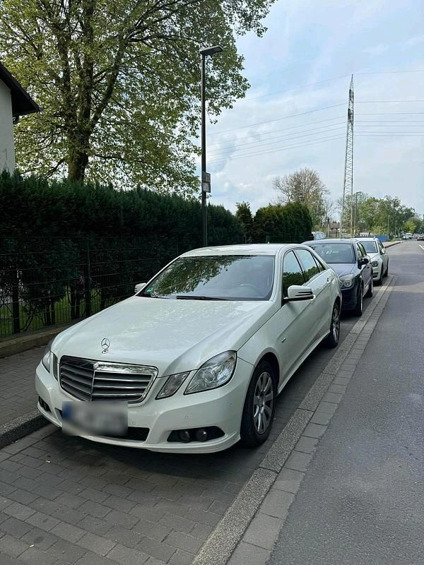 Weiß Gebraucht 2010 Mercedes E200 Limousine | 6.300 € (Superpreis) - Bild 1/4