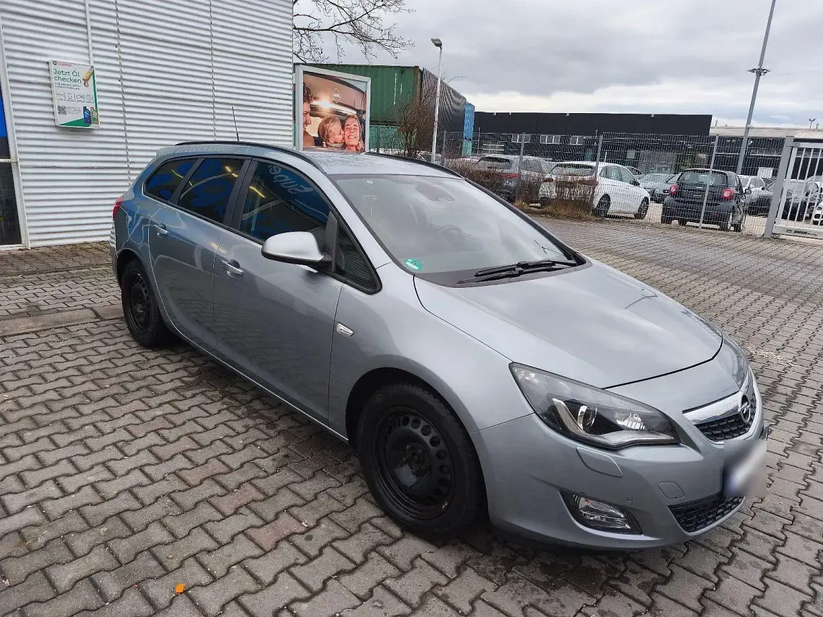 Używany Opel Astra Design Edition 95 KM (69 kW) 2012 Srebrny Kombi