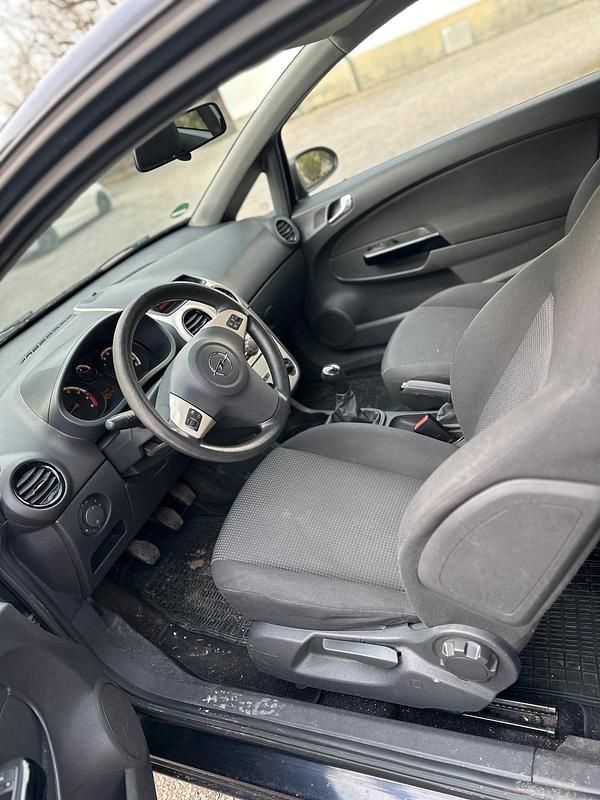 Second-hand Opel Corsa 69 CP (50 kW) 2009 Negru Hatchback