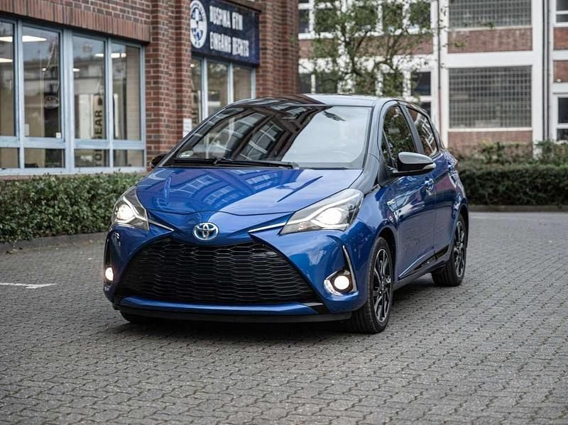 Blau Gebraucht 2018 Toyota Yaris Hybrid Style Limousine | 14.490 € (Fairer Preis) - Bild 1/4