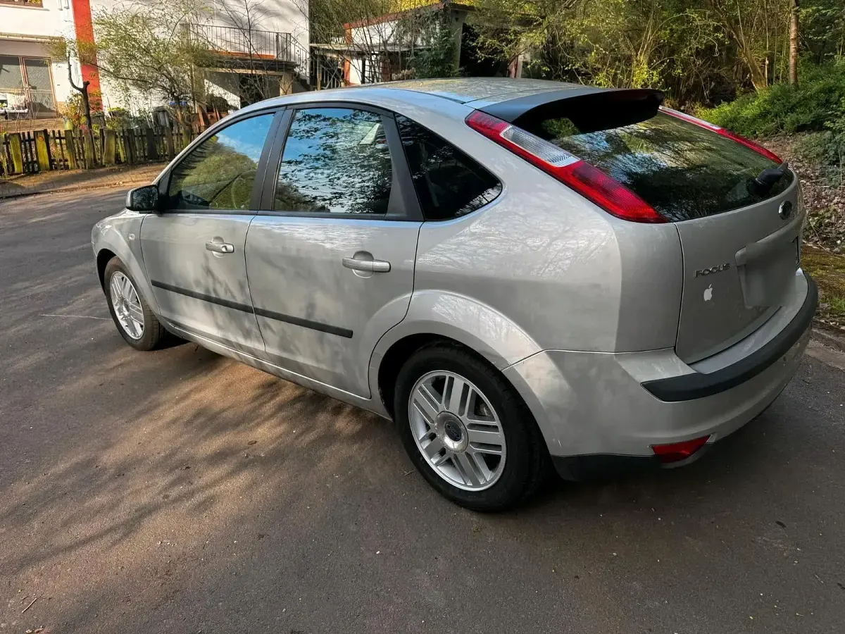 Używany Ford Focus 101 KM (74 kW) 2007 Srebrny Sedan/Limuzyna