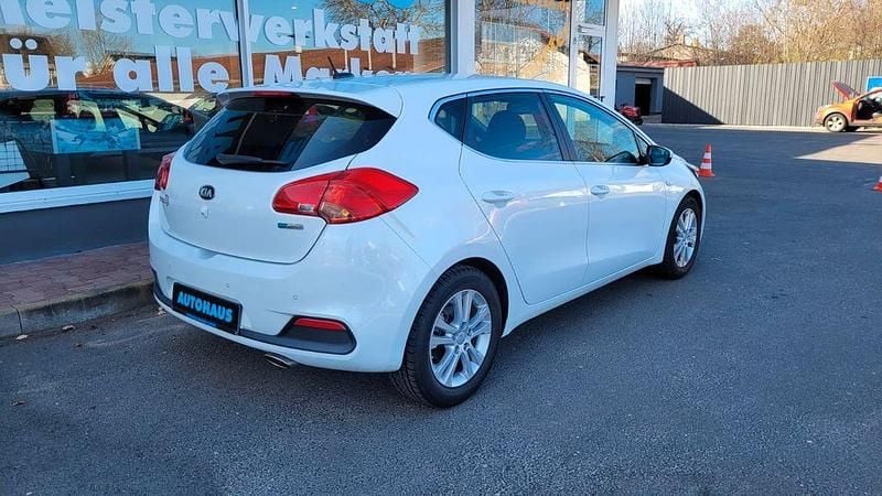 Gebraucht Kia Ceed DREAM-TEAM Edition 99 PS (72 kW) 2015 Deluxe white Kleinwagen