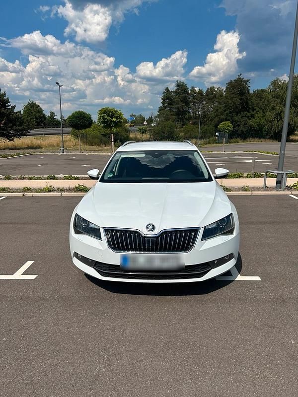Weiß Gebraucht 2016 Skoda Superb Kombi | 14.300 € (Fairer Preis) - Bild 1/4