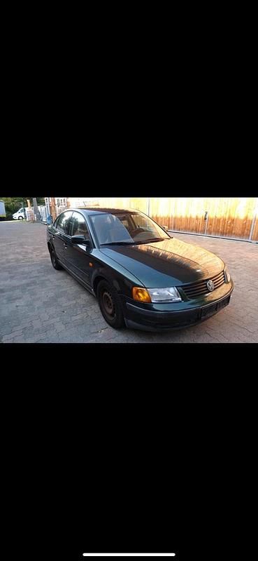 Grün Gebraucht 1996 VW Passat Limousine | 1.000 € (Guter Preis) - Bild 1/4