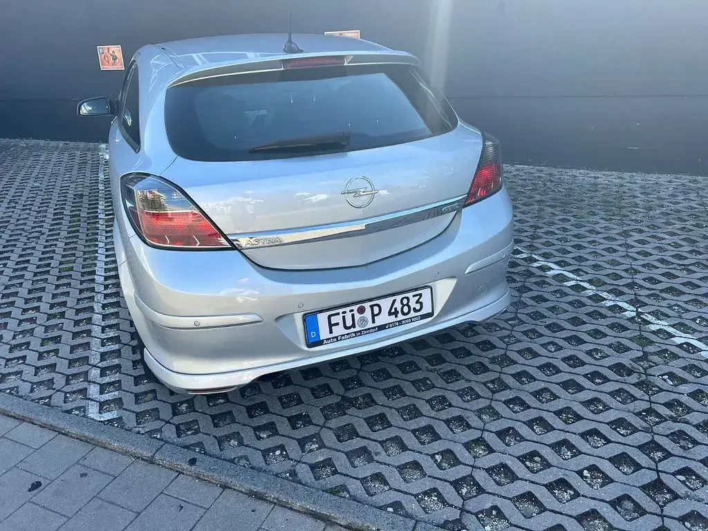 Gebraucht Opel Astra GTC Sport 140 PS (102 kW) 2008 Silber Limousine