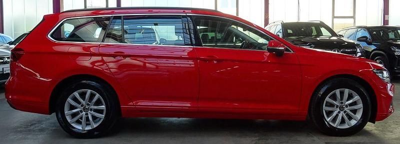Gebraucht VW Passat 122 PS (89 kW) 2023 Rot Kombi