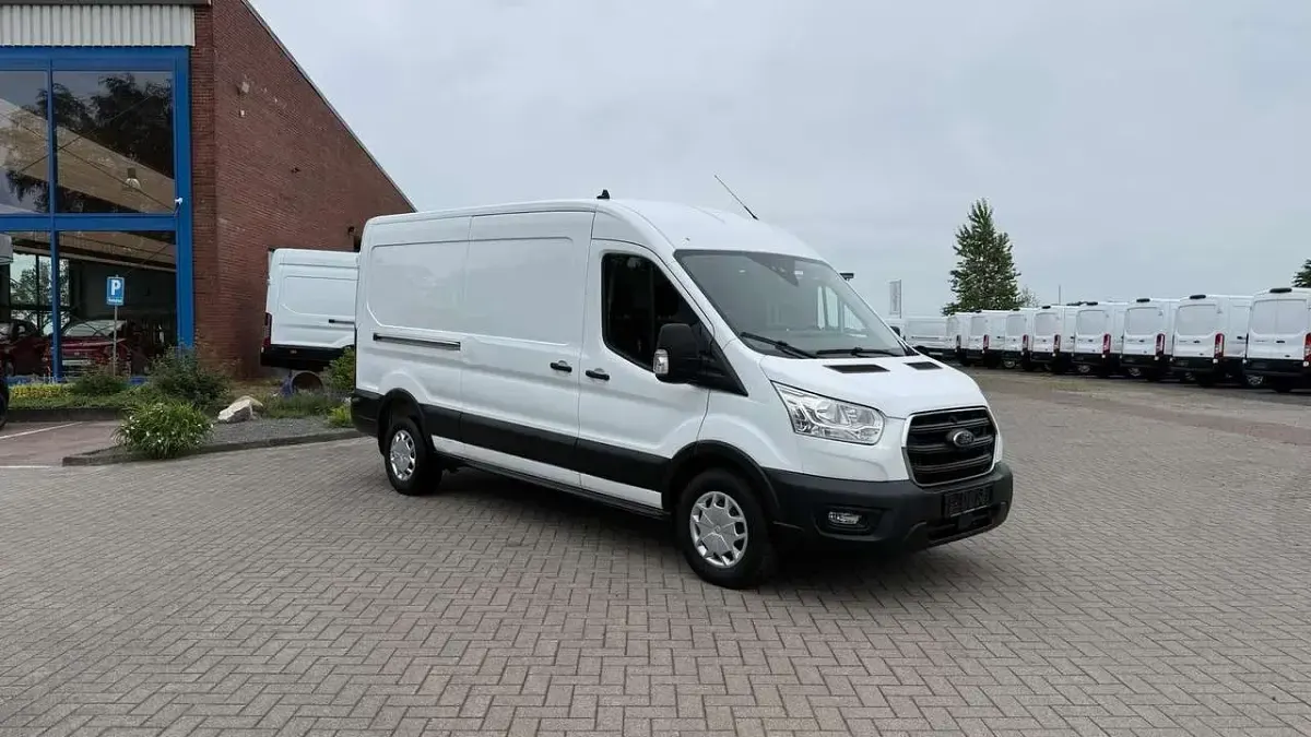 Gebraucht Ford Transit Trend 131 PS (96 kW) 2022 Weiß Van / Kleinbus