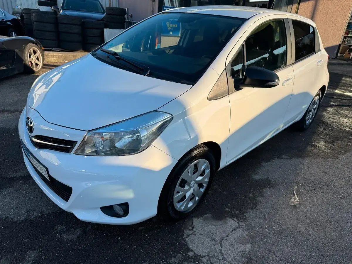 Gebraucht Toyota Yaris Edition 69 PS (50 kW) 2013 Weiß Kleinwagen