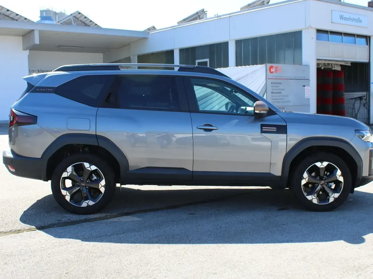 Neu Dacia Bigster Extreme 131 PS (96 kW) 2025 Grau (schiefergrau) schwarz (stoff) SUV