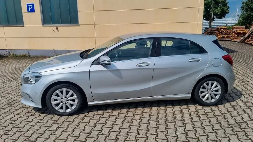 Gebraucht Mercedes A180 122 PS (89 kW) 2015 Silber Limousine