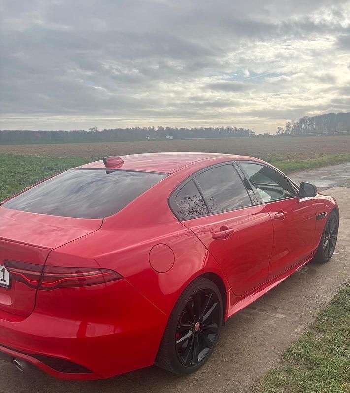 Gebraucht Jaguar XE R-Dynamic 250 PS (183 kW) 2019 Rot Limousine