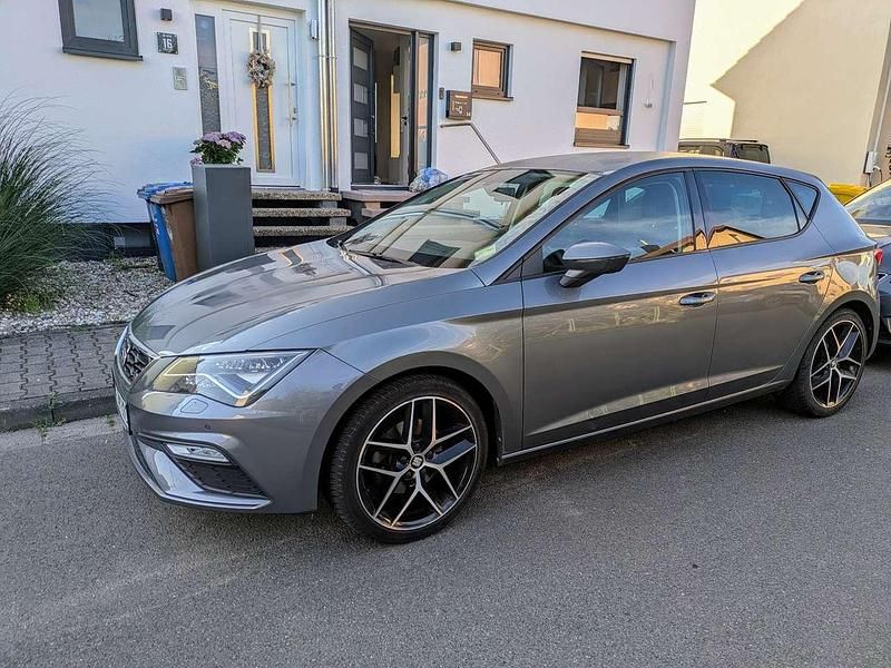 Grau Gebraucht 2017 Seat Leon FR Kleinwagen | 14.500 € (Fairer Preis) - Bild 1/3