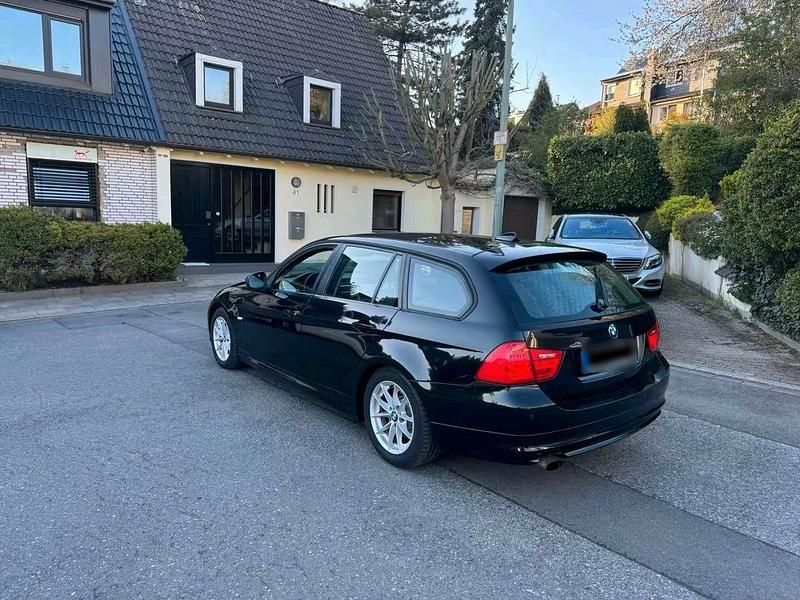 Second-hand BMW 318 143 CP (105 kW) 2010 Negru Break