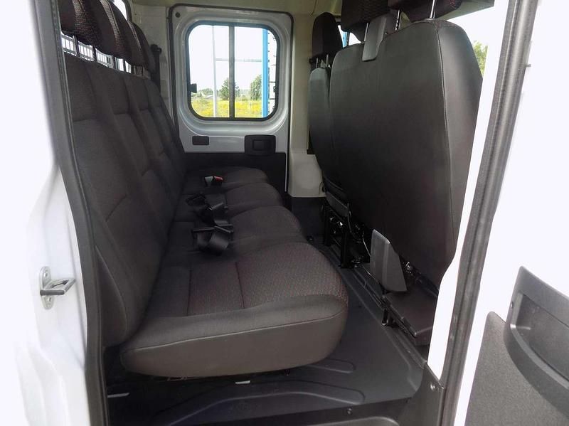 Gebraucht Peugeot Boxer 140 PS (102 kW) 2023 Weiss icy/deckende lackierung Van