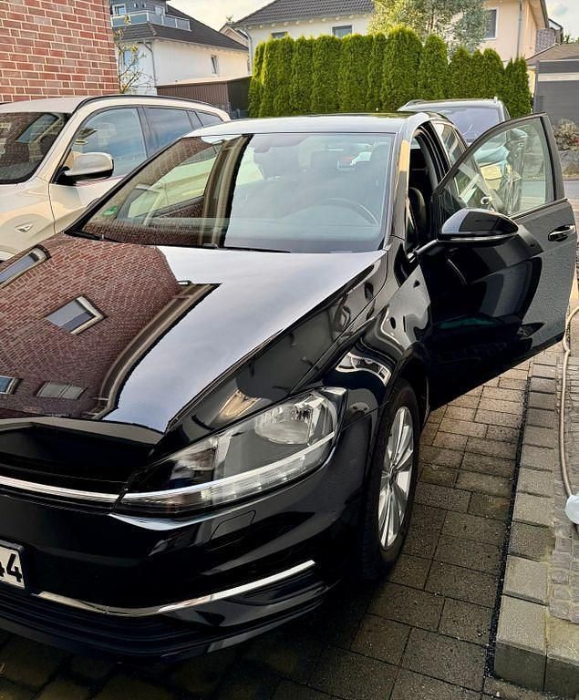 Schwarz Gebraucht 2018 VW Golf VII Comfortline Limousine | 13.300 € (Superpreis) - Bild 1/4