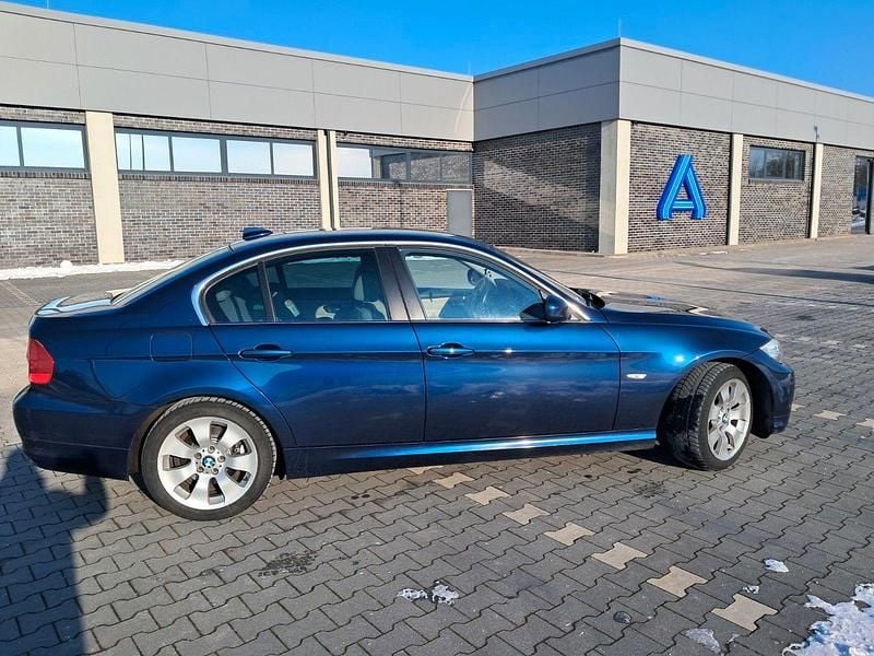 Gebraucht BMW 325 218 PS (160 kW) 2011 Blau Limousine