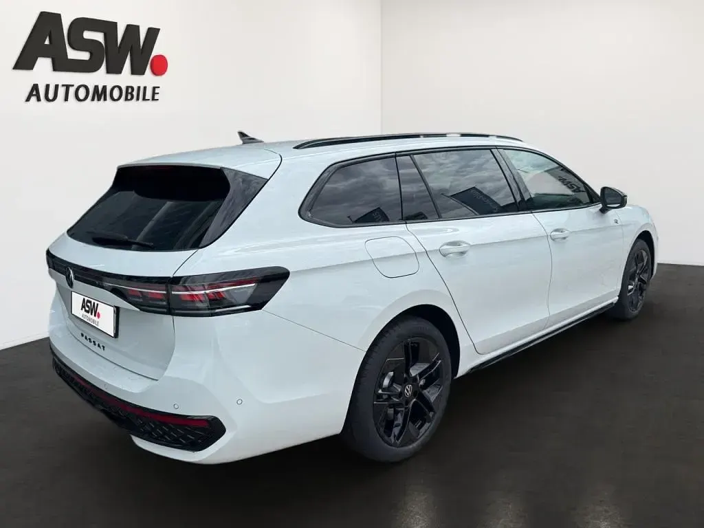 Gebraucht VW Passat R-line 177 PS (130 kW) 2025 Pure white Kombi