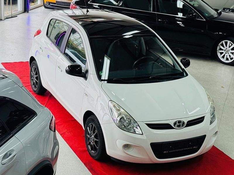 Gebraucht Hyundai i20 Edition 77 PS (56 kW) 2012 Weiß Kleinwagen