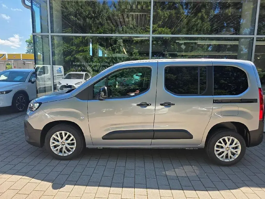 Neu Fiat Doblò 102 PS (75 kW) 2026 Maestro grau Van / Kleinbus