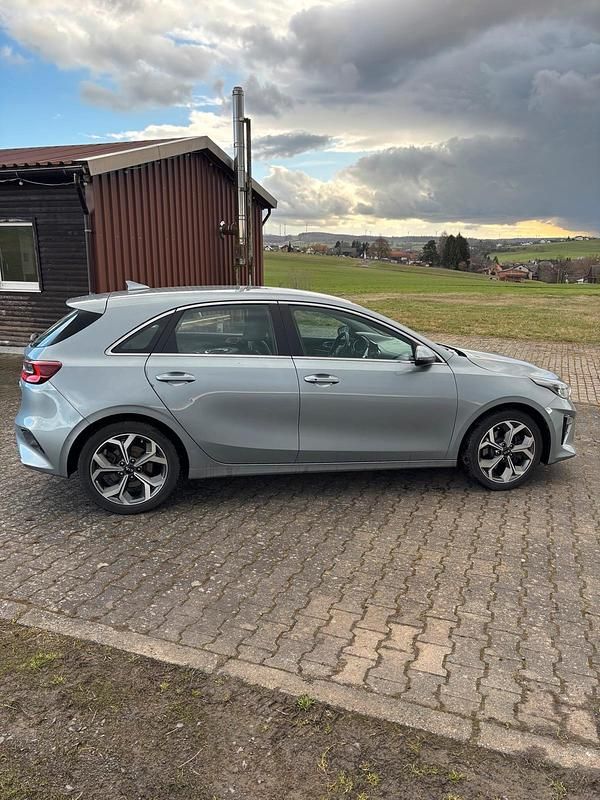 Gebraucht Kia Ceed 136 PS (100 kW) 2022 Silber Kleinwagen