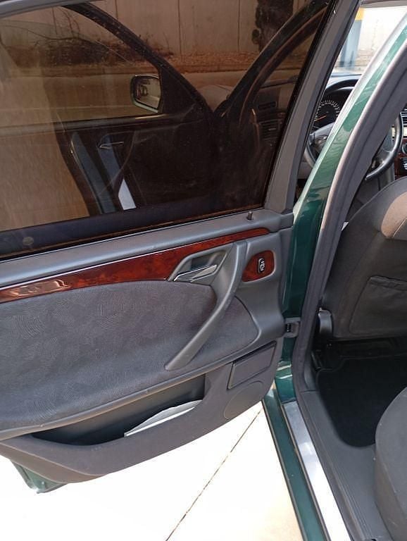 Second-hand Mercedes E200 Elegance 163 CP (119 kW) 2000 Verde Berlinǎ