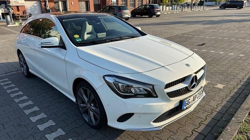 Weiß Gebraucht 2017 Mercedes CLA220 Shooting Brake Kombi | 15.900 € (Guter Preis) - Bild 1/4