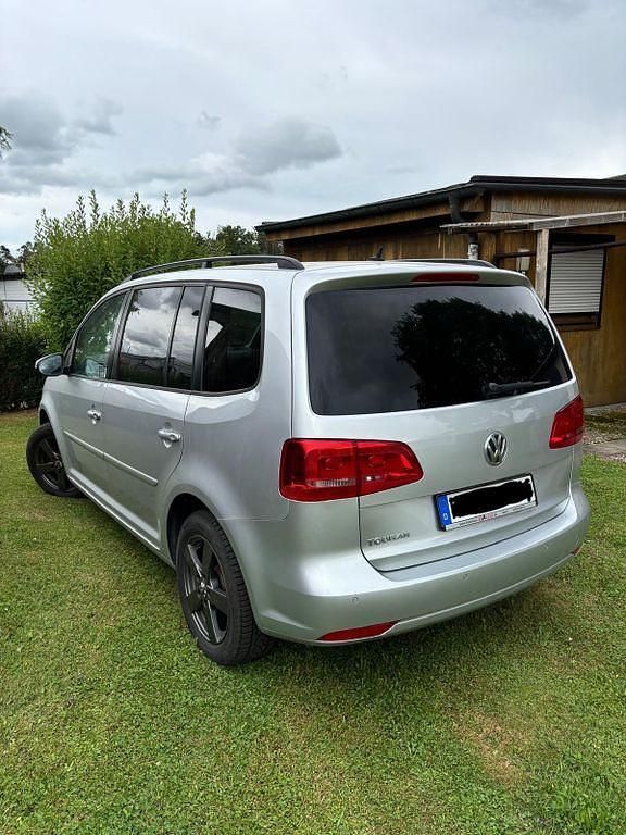 Gebraucht VW Touran Trendline 105 PS (77 kW) 2014 Silber Van / Kleinbus