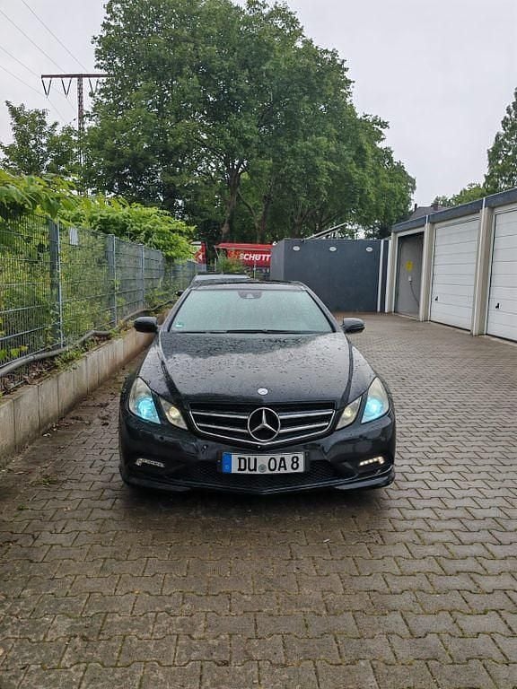 Schwarz Gebraucht 2009 Mercedes E500 Avantgarde Coupé | 9.999 € (Fairer Preis) - Bild 1/4