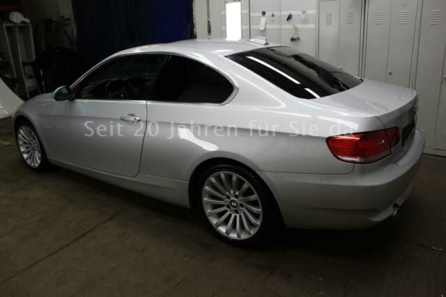 Käytetty BMW 330 272 HP (200 kW) 2007 Hopea Coupe - kaksiovinen