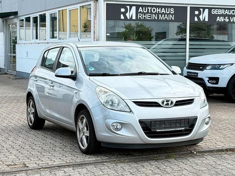 Silber Gebraucht 2009 Hyundai i20 Comfort Limousine | 1.990 € (Fairer Preis) - Bild 1/4