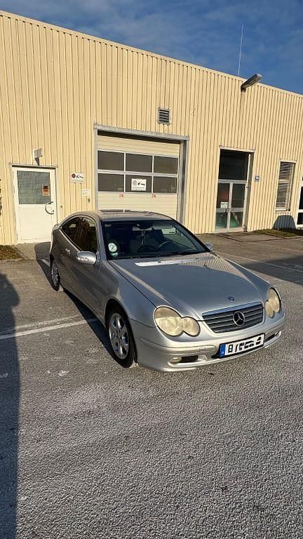Silber Gebraucht 2002 Mercedes 220 Coupé | 1.500 € - Bild 1/4